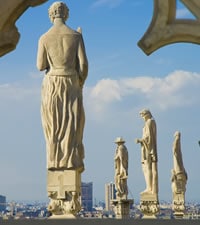 la controversa città della moda, dell'arte e degli aperitivi