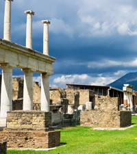 bella e caotica, la città che domina il Golfo