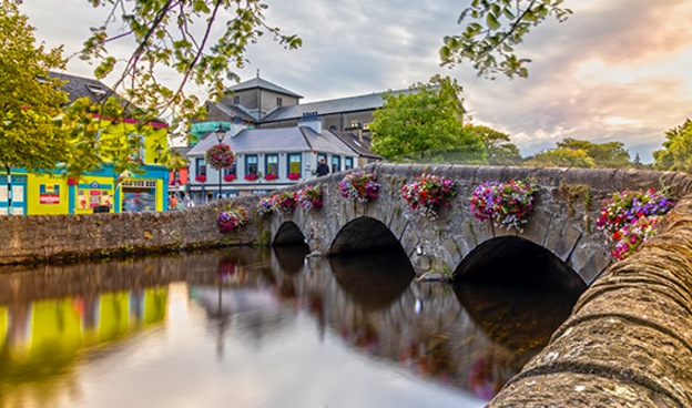 Abbiamo una selezione di offerte per voli, hotel, pacchetti, auto a noleggio, ... Controllali tutte con il semplice tocco di un pulsante: Westport : Il gioiello del Connemara