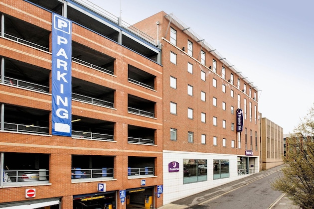 Gallery - Premier Inn Luton Town Centre