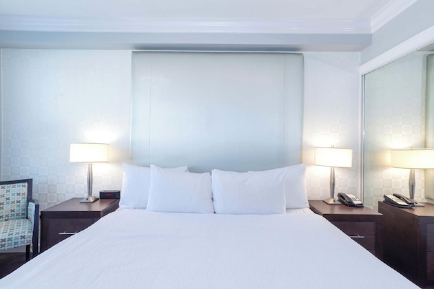 Gallery - Sandman Hotel & Suites Kelowna