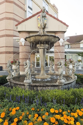 Gallery - Monte Carlo Inn Airport Suites