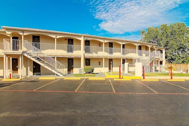 Gallery - Days Inn By Wyndham Market Center Dallas Love Field