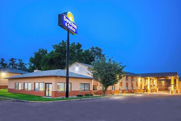 Gallery - Days Inn & Suites By Wyndham Waterloo
