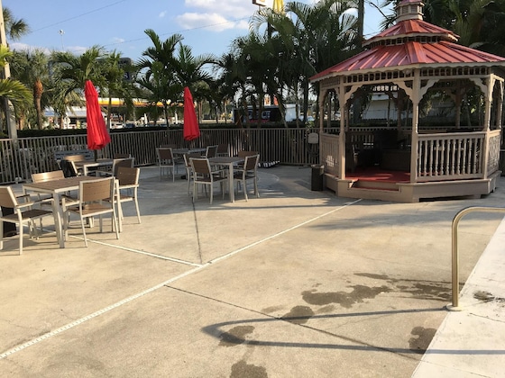 Gallery - Days Inn & Suites By Wyndham Bonita Springs North Naples