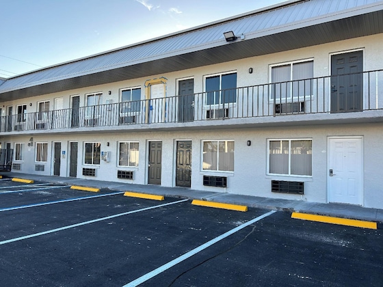 Gallery - Rodeway Inn Maingate Central
