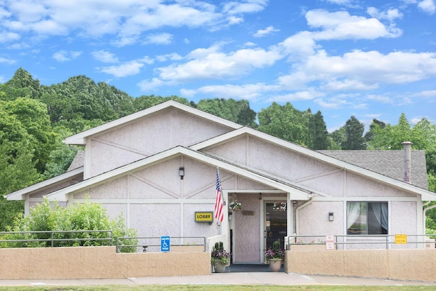 Gallery - Super 8 By Wyndham Pittsburgh Arpt Coraopolis
