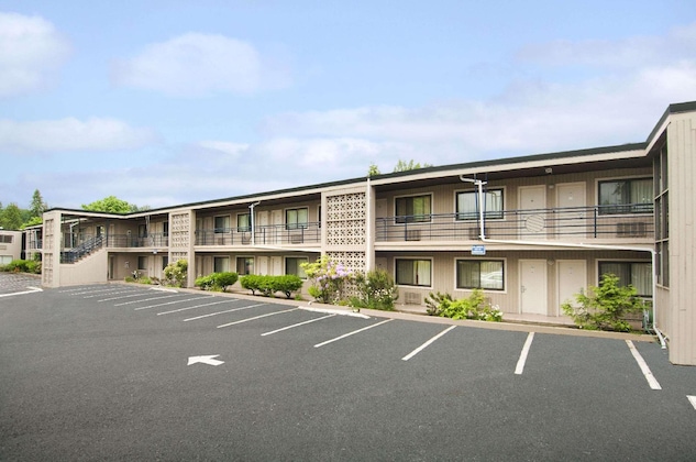 Gallery - Travelodge By Wyndham Vancouver Lions Gate