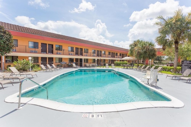 Gallery - Super 8 By Wyndham Naples
