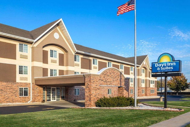 Gallery - Days Inn & Suites By Wyndham Green Bay Wi.