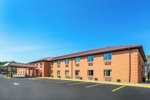 Gallery - Super 8 By Wyndham Fairmont