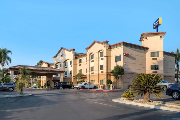 Gallery - Comfort Suites Redlands