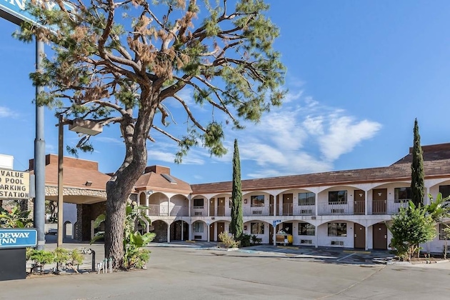 Gallery - Rodeway Inn Magic Mountain Area