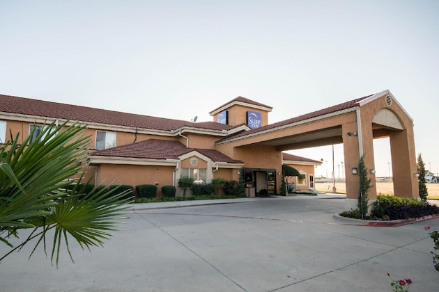 Gallery - Clarion Inn & Suites Dfw North