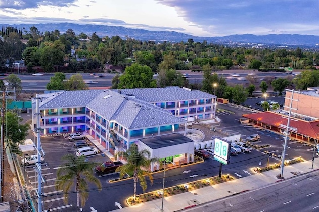Gallery - 818 Hotel + Pool, An Ascend Hotel Collection Member