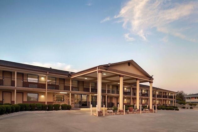Gallery - Days Inn By Wyndham Paris