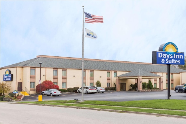 Gallery - Days Inn & Suites By Wyndham Bloomington Normal Il