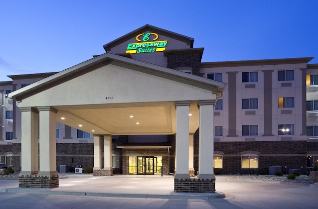 Gallery - Expressway Suites Fargo