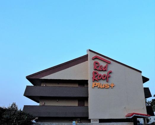Gallery - Red Roof Plus+ Chicago - Hoffman Estates