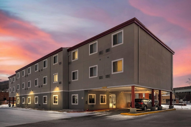 Gallery - Red Roof Inn Johnstown