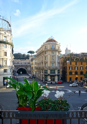 Gallery - Rome Art Hotel and Dependance Building