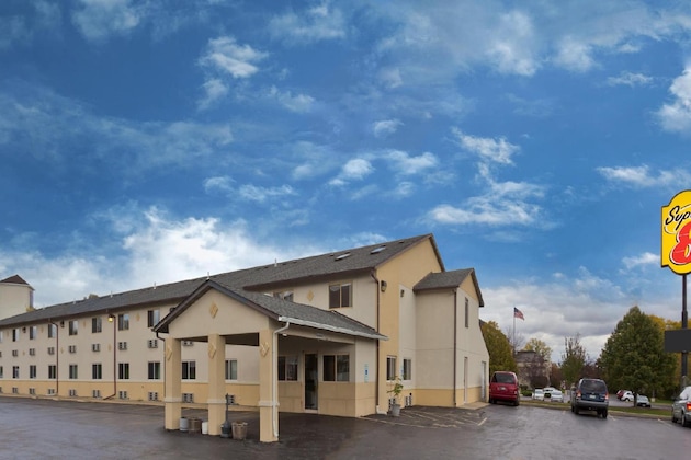 Gallery - Super 8 By Wyndham Rockford