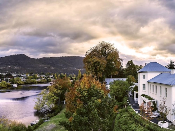 Gallery - The Woodbridge Waterfront Rooms.