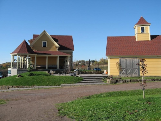 Gallery - Magnetic Hill Winery