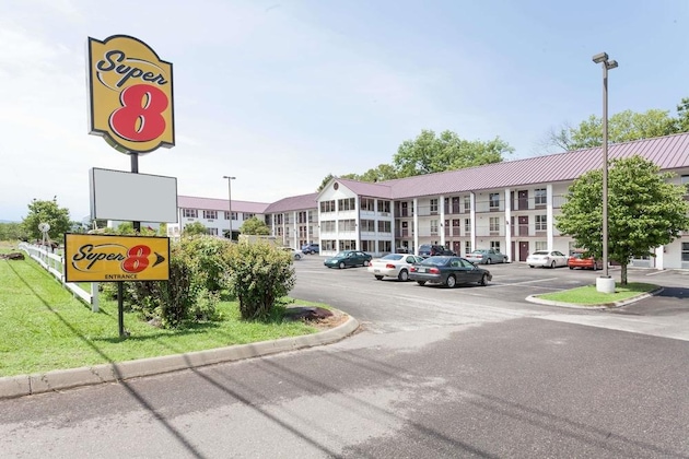 Gallery - Super 8 by Wyndham Sevierville Riverside