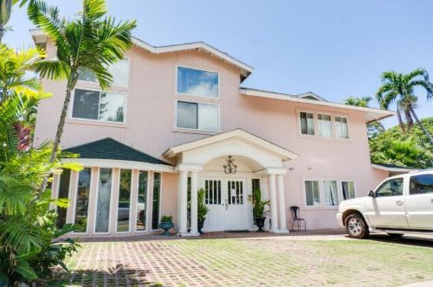 Gallery - Old Lahaina House-Walk To Town & Beach!
