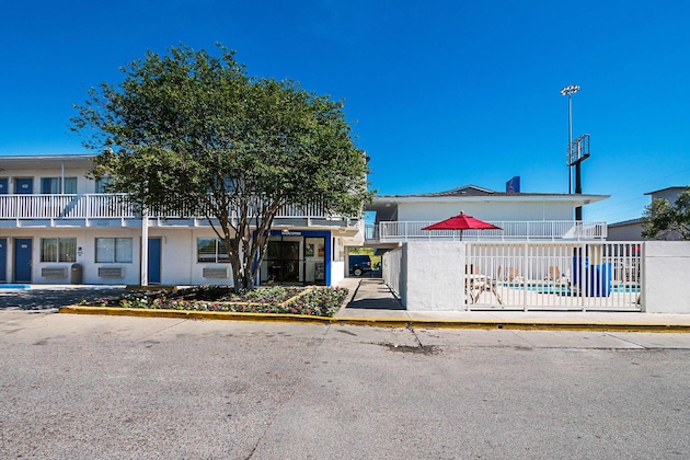 Gallery - Motel 6 Corpus Christi Northwest