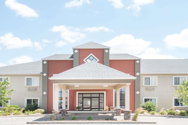 Gallery - Howard Johnson by Wyndham Oacoma Hotel & Suites