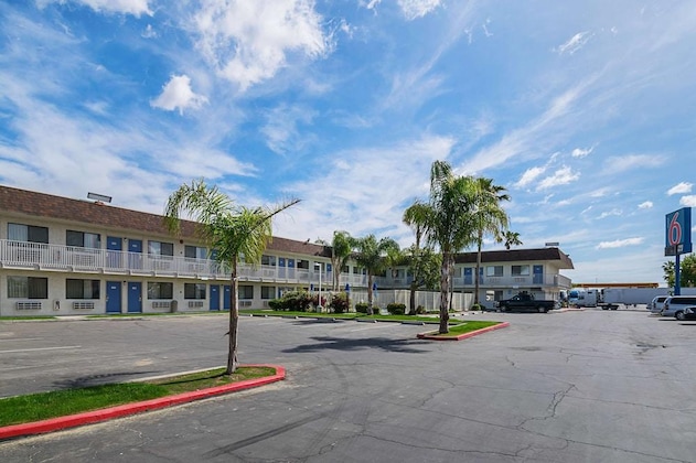 Gallery - Motel 6 Lost Hills, Ca