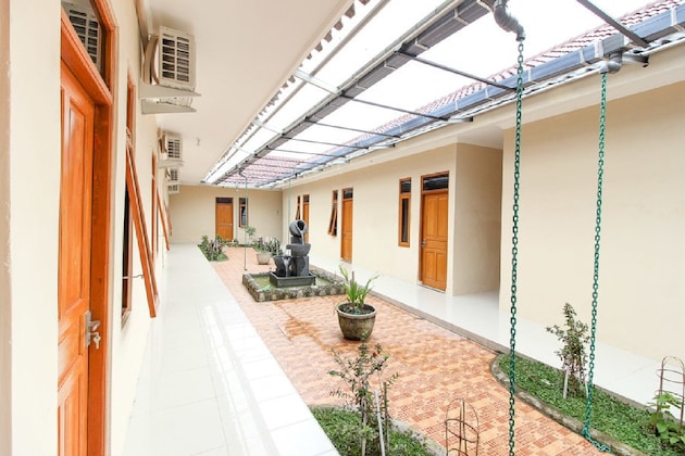 Gallery - Reddoorz Near Balekambang City Park
