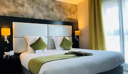 1K Paris Hotel