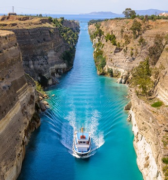Tránsito por el Canal de Corinto (Grecia)
