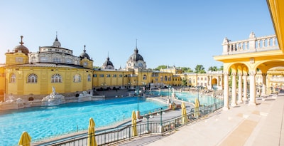 Rilassati nella famosa spa Széchenyi di Budapest con ingresso incluso