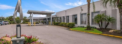 Clarion Inn & Suites Across From Universal Orlando Resort