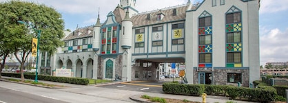 Castle Inn And Suites