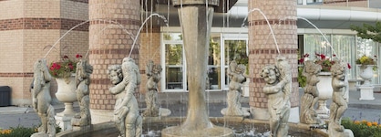 Monte Carlo Inn Airport Suites