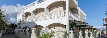 Bella Vista Beach Hotel And Studios
