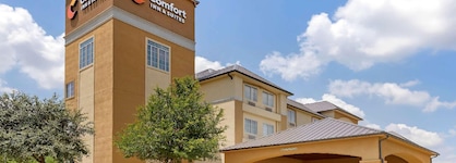 Comfort Inn & Suites Near Six Flags & Medical Center