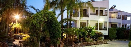 Coliseum Studios & Apartments