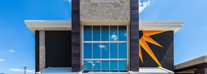 La Quinta Inn & Suites By Wyndham Dallas I-35 Walnut Hill Ln