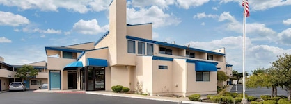 Econo Lodge Bay Breeze