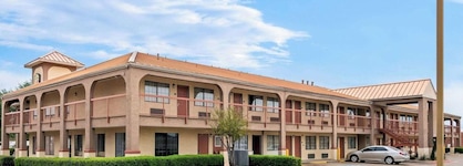 Super 8 By Wyndham Grand Prairie Southwest