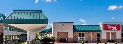 Red Roof Inn & Suites Dekalb