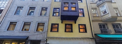 Meroddi Galata Mansion