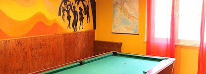 Sunflower City Student Hostel & Bar
