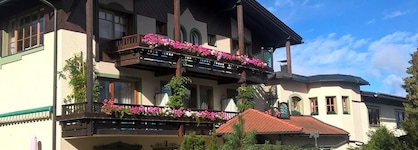 Dietrichsteinerhof Apartments & Rooms